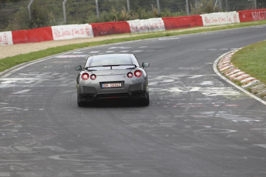  Nissan GT-R 2013 года  (EU) (фото 39 из 69)